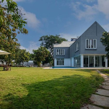 Twilight Grove By Stayvista - Pool- View Villa With Manicured Lawn, Contemporary Interiors & Home Theatre Karjat Exterior photo