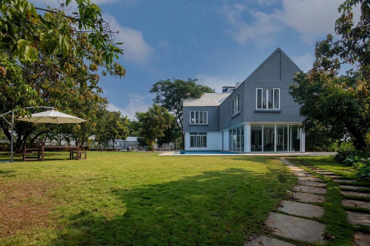 Twilight Grove By Stayvista - Pool- View Villa With Manicured Lawn, Contemporary Interiors & Home Theatre Karjat Exterior photo