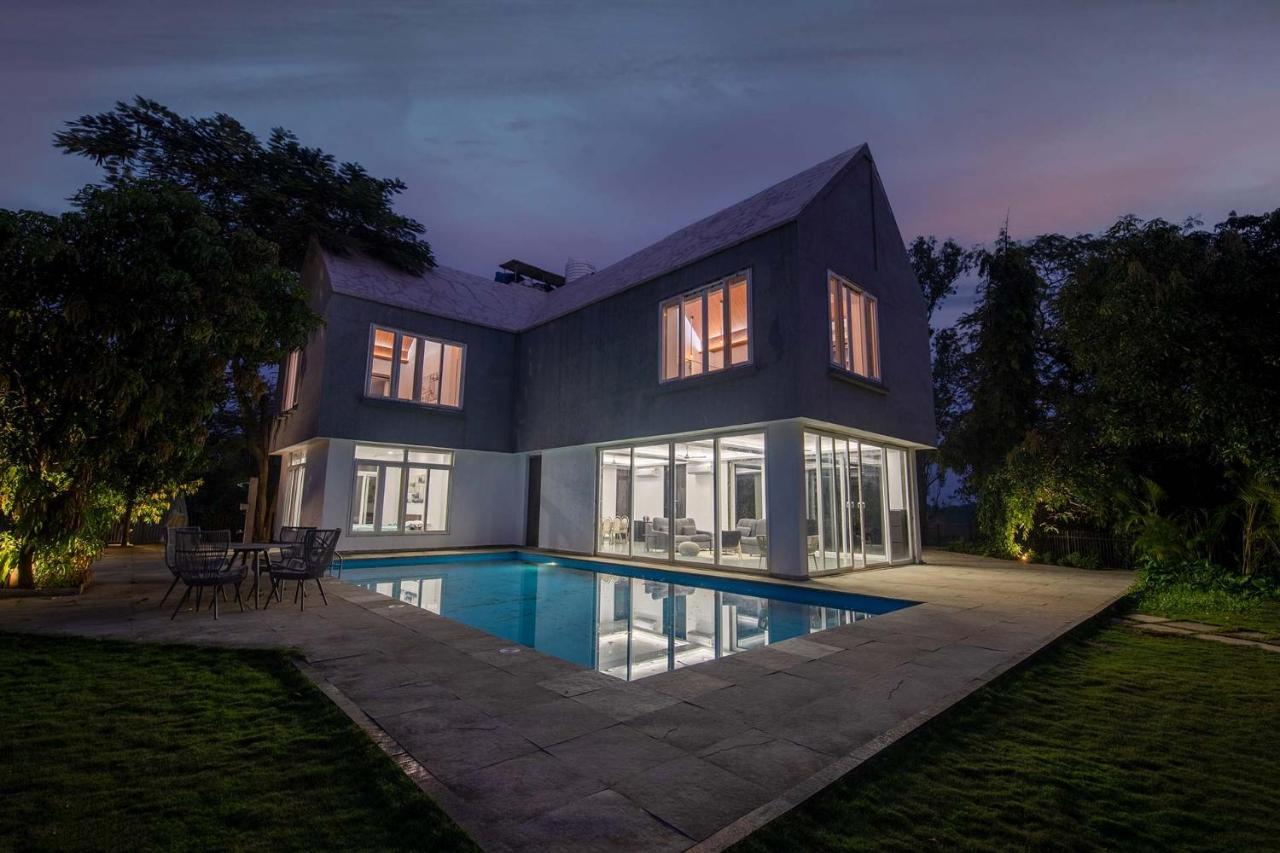 Twilight Grove By Stayvista - Pool- View Villa With Manicured Lawn, Contemporary Interiors & Home Theatre Karjat Exterior photo