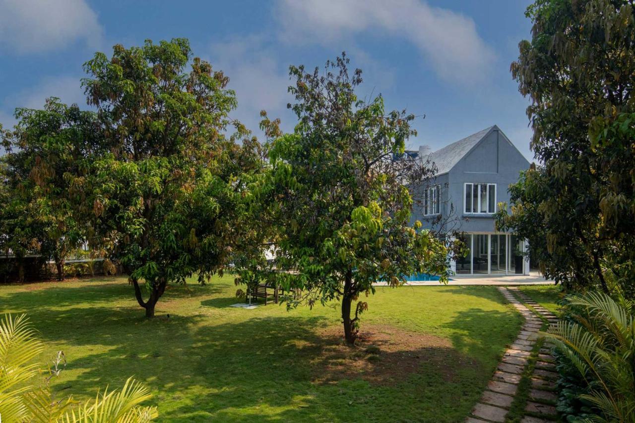 Twilight Grove By Stayvista - Pool- View Villa With Manicured Lawn, Contemporary Interiors & Home Theatre Karjat Exterior photo